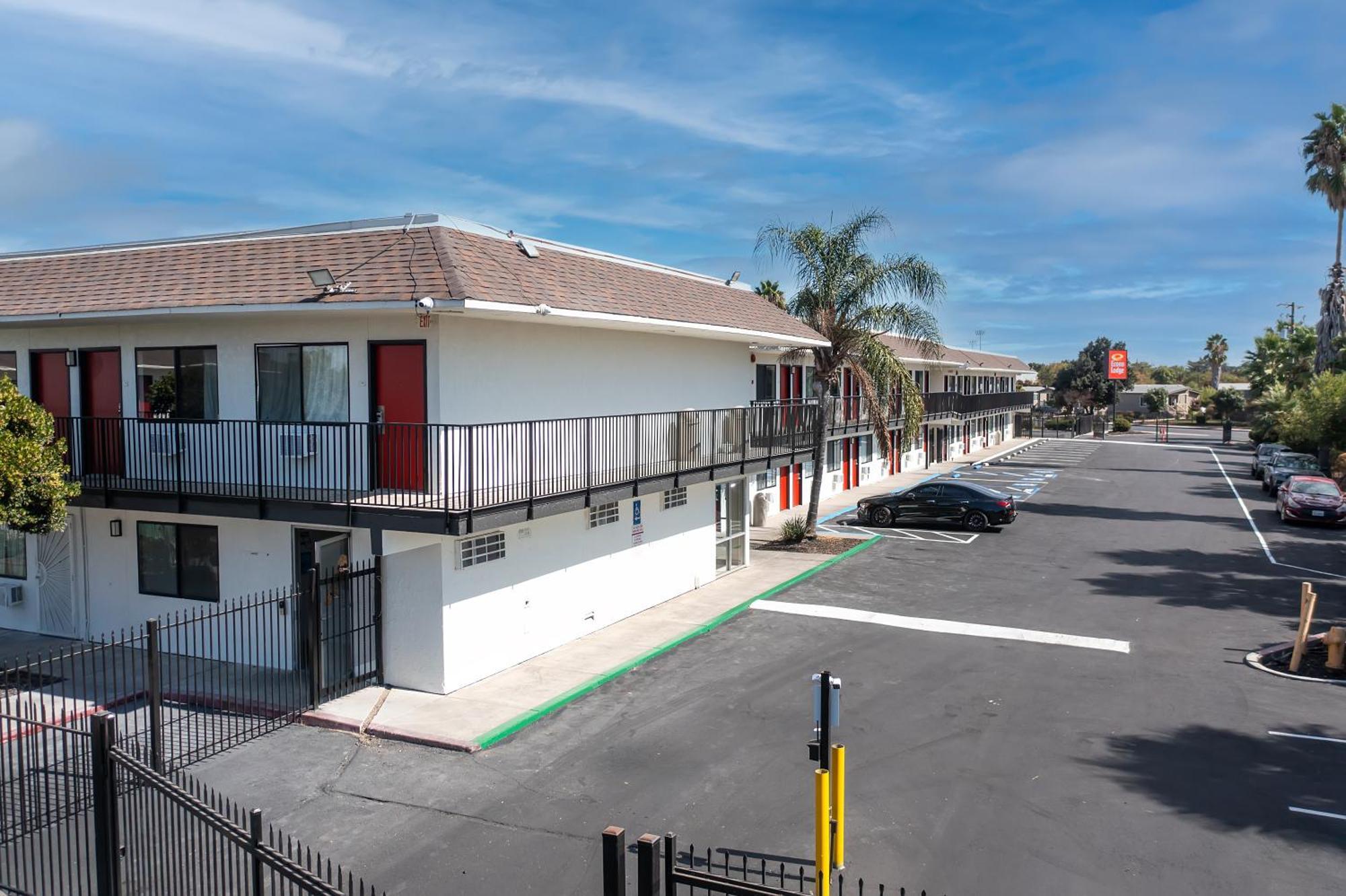 Econo Lodge Stockton Near I-5 Fairgrounds Exterior photo